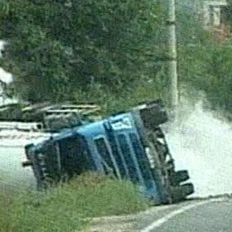 Cisternă încărcată cu benzină s-a răsturnat pe drumul care leagă Piteşti de Câmpulung