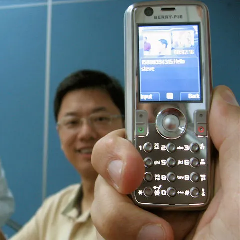 Jackie Chan le cântă chinezilor muzică patriotică pe telefoanele mobile