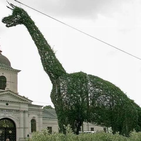 Dinozaurii şi elefanţii din sectorul 4, o amenajare de tip infantil, au spus peisagisţii