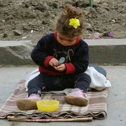 Cinci persoane care obligau minori să cerşească au fost reţinute la Suceava