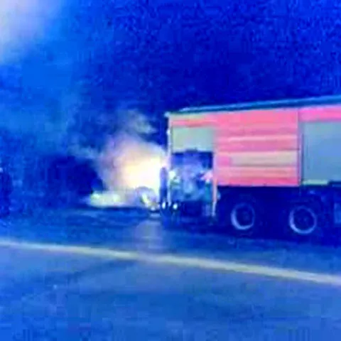 O maşină parcată în centrul oraşului  Galaţi a fost incendiată joi noapte