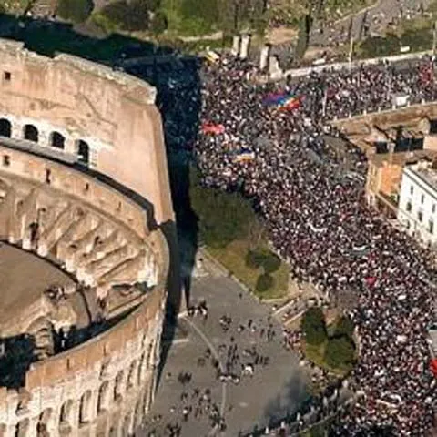 Premierul Berlusconi pus la zid pentru abuzuri împotriva libertăţii presei