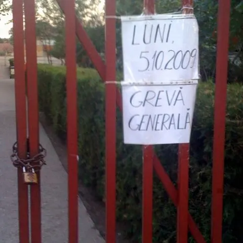 Profesorii au pus lacăt pe educaţie
