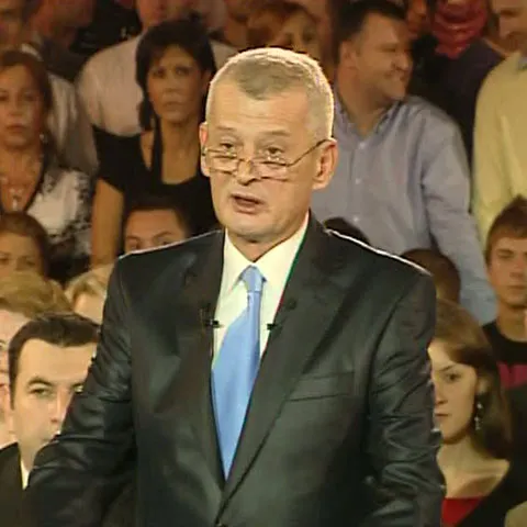România e îngenunchiată de politicieni şi sărăcită de politicile lor, consideră Oprescu