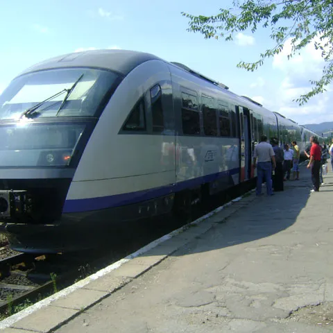 Un tren Săgeata Albastră a lovit un autoturism în localitatea Borleşti-Argeş