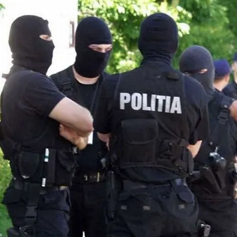 Şapte persoane din Timiş au fost arestate după ce au luat credite cu acte false