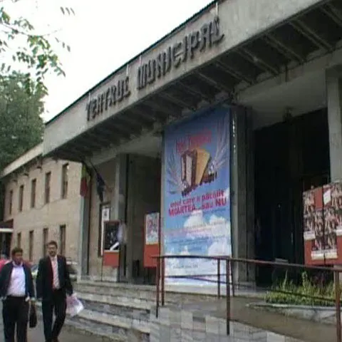 În primul spectacol din stagiunea de toamnă, actorii de la Teatrul din Baia Mare au cerut bani direct de la spectatori
