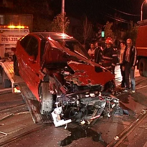 Cinci maşini au fost lovite vineri noapte de un şofer care conducea cu viteză 