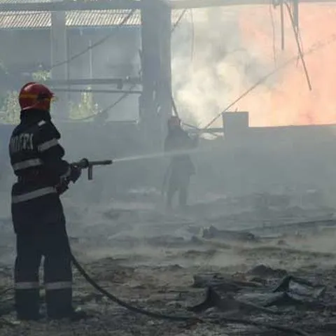 Un incendiu a izbucnit la un depozit din Timişoara