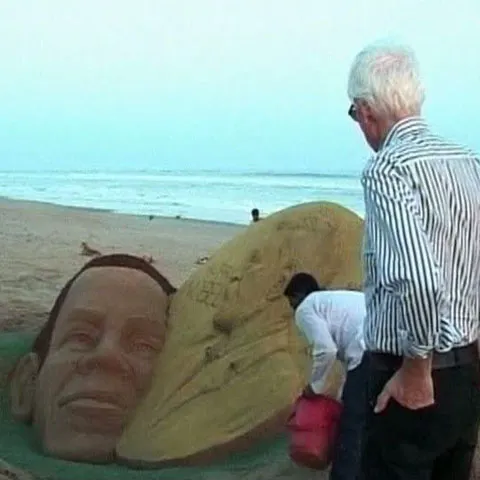 Unul dintre cei mai cunoscuţi artişti indieni i-a dedicat lui Obama o sculptură în nisip