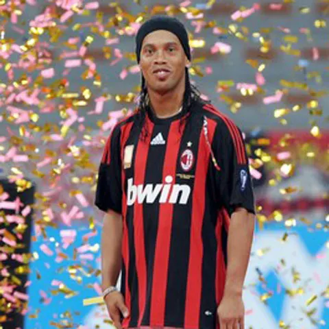 Ronaldinho a câştigat "Golden Foot" 2009