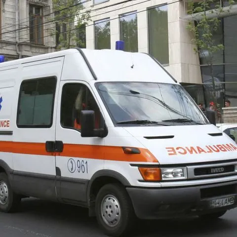 Patru persoane au fost rănite după ce o ambulanţă s-a răsturnat în faţa Spitalului Judeţean Braşov