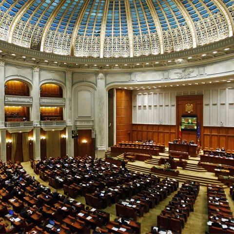 Mai mulţi parlamentari au lipsit marţi de la votul moţiunii de cenzură. VEZI LISTA ABSENŢILOR