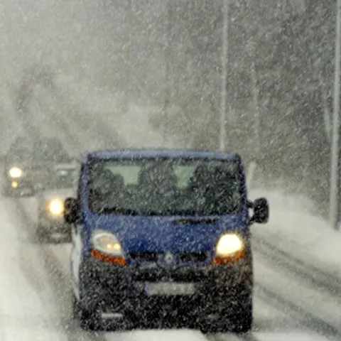 Trafic rutier îngreunat pe mai multe drumuri din ţară, din cauza ninsorii