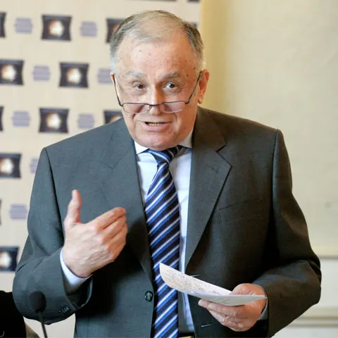 Ion Iliescu spune că Traian Băsescu e în situaţia în care s-a aflat el cu demisia lui Petre Roman