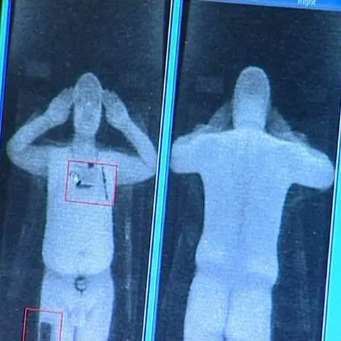 Scannerul care te dezbracă în aeroport provoacă controverse la Manchester