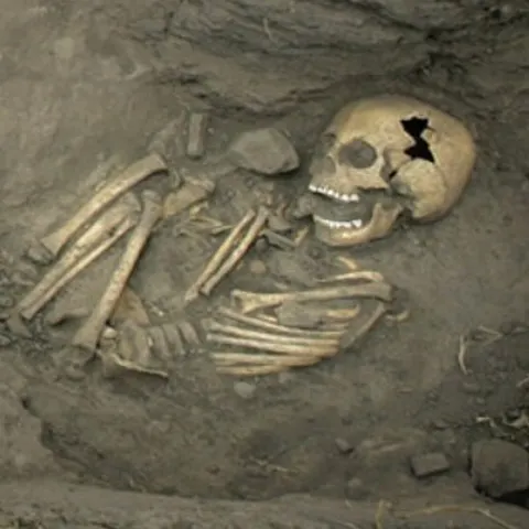 Poltergeist de România: Copiii se joacă cu oasele morţilor într-un parc construit peste un cimitir