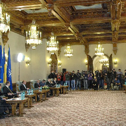 Băsescu: Nu susţin un guvern de tehnocraţi. Vă sugerez să analizaţi ideea unui guvern de uniune naţională