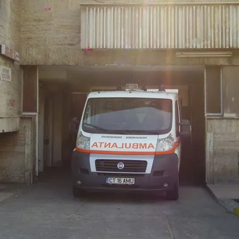 Doi copii din judeţul Gorj au ajuns de la unitatea şcolară la care învăţau direct la spital