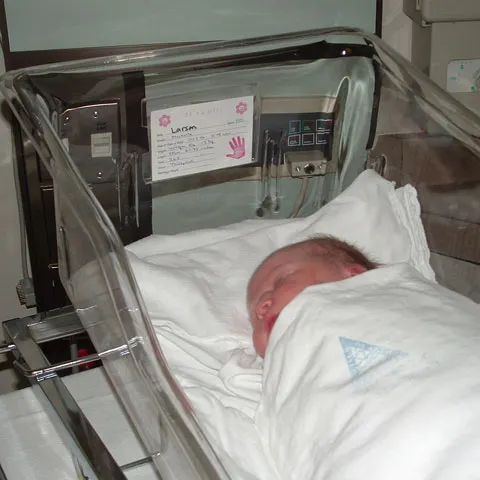 Un bebeluş din Arad a ajuns la spital, cu un ac înfipt în spate
