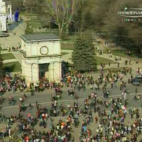 Raport Soros: 300 de protestatari paşnici au fost bătuţi de forţele de ordine din R. Moldova