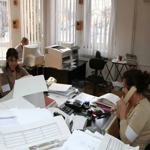 68 de primării din judeţul Vrancea nu şi-au plătit angajaţii