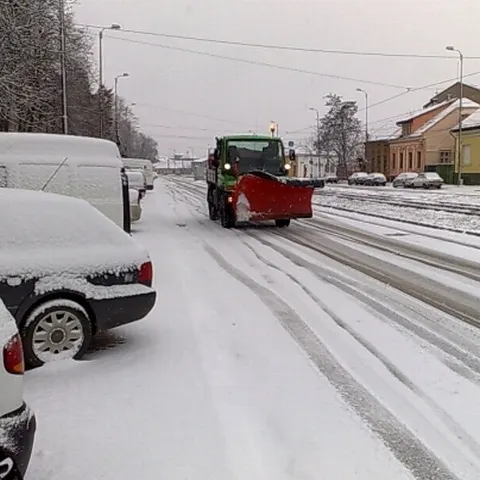Circulaţia pe DN 73 Piteşti-Câmpulung s-a desfăşurat cu dificultate din cauza zăpezii