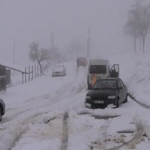 Circulaţia autovehiculelor pe DN 1H Bihor a fost închisă, din cauza ninsorilor abundente