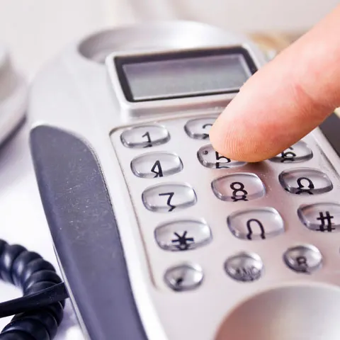 Bucureştenii sună la Telefonul Cetăţeanului pentru a împrumuta bani sau pentru a comanda pizza