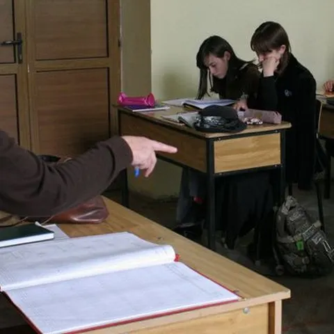 În schimbul semnăturilor pentru Băsescu, o profesoară din Cluj promite elevilor nota 10 