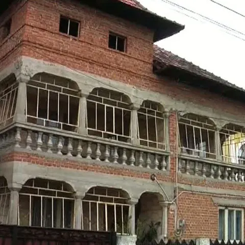 Romii din Strehaia nu mai au bani să-şi termine palatele