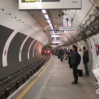 Un angajat al metroului londonez a fost dat afară pentru că a ţipat la un bătrân 