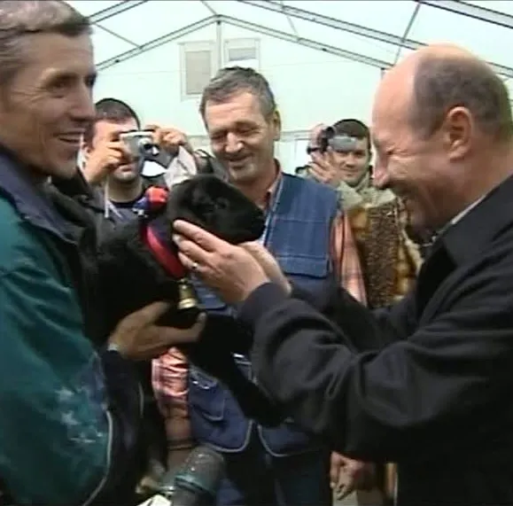 Băsescu a botezat simbolic "Trăienică" un miel negru, la Indagra 