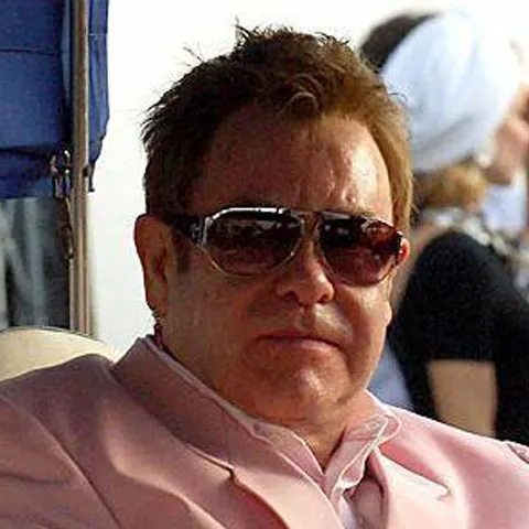 Elton John regretă că şi-a pierdut virginitatea prea târziu