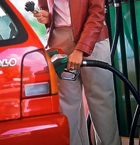 Preţul petrolului a depăşit nivelul de 80 dolari/baril pentru prima oară în ultimul an