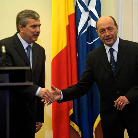 Generalul (r) Dumitru Iliescu îi cere preşedintelui să dovedească acuzaţiile la adresa sa