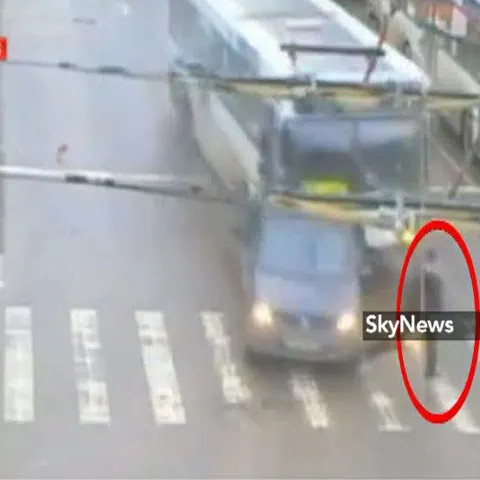 Un pieton a scăpat ca prin urechile acului din calea unui autobuz rămas fără frâne - VEZI VIDEO