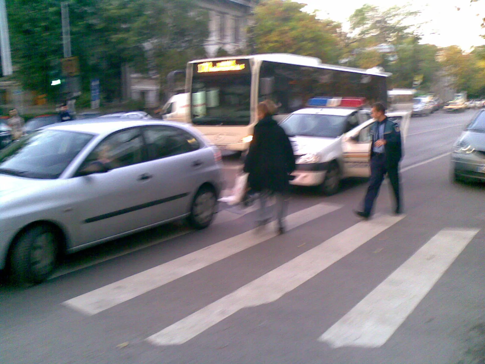 Maşina poliţiei rutiere implicată într-un accident