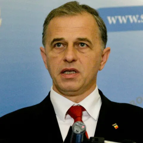 "Nu îmi este suficient să câştig pe un vot negativ împotriva lui Băsescu", a declarat Geoană la depunerea candidaturii