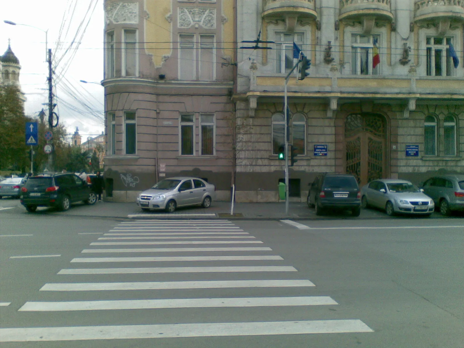Maşina Realitatea TV Cluj, parcată pe trotuar