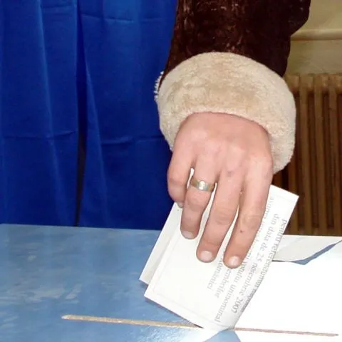 Referendum în Caransebeş pe tema prostituţiei, în ziua turului doi al prezidenţialelor