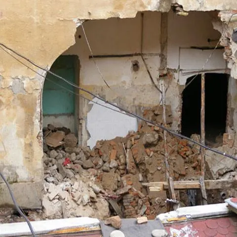 Un bărbatul din Covasna a murit şi trei copiii au fost grav răniţi după ce un zid a căzut peste ei