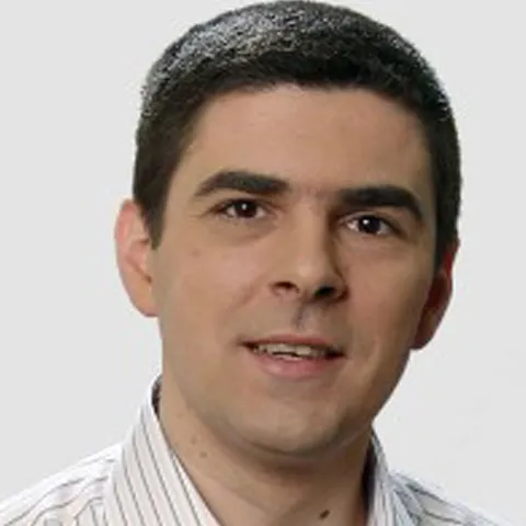 EDITORIAL/ Vlad Enăchescu: Fotbal şi politică