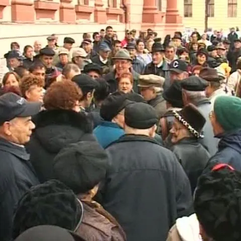 250 de persoane din Făgăraş au protestat în faţa prefecturii Braşov