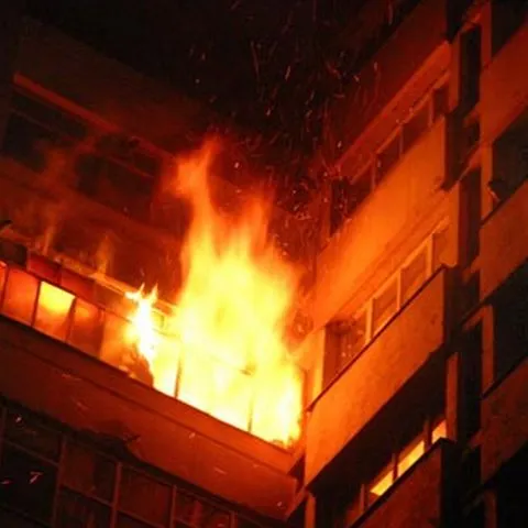 Incendiu la Târgu Neamţ - VEZI IMAGINI