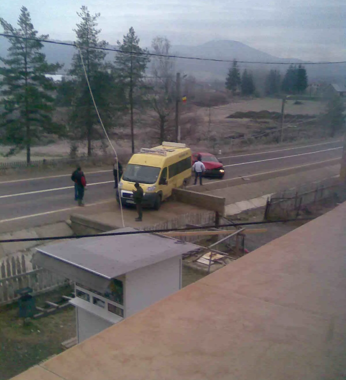 Microbuzul unei şcoli din Vatra Dornei a fost implicat într-un accident