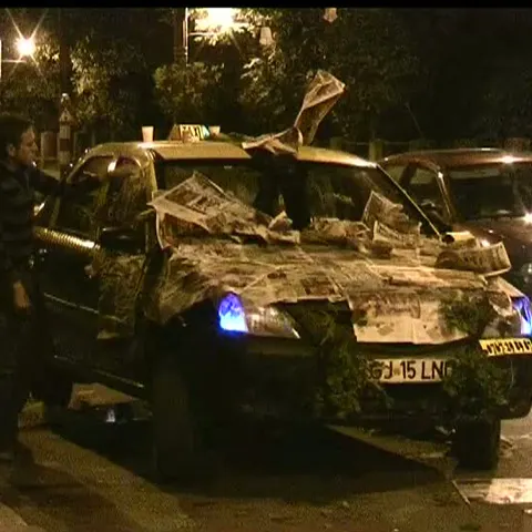 Farsă de taximetrişti: maşină pe butuci şi tapetată cu ziare, pe o stradă din Târgu-Jiu