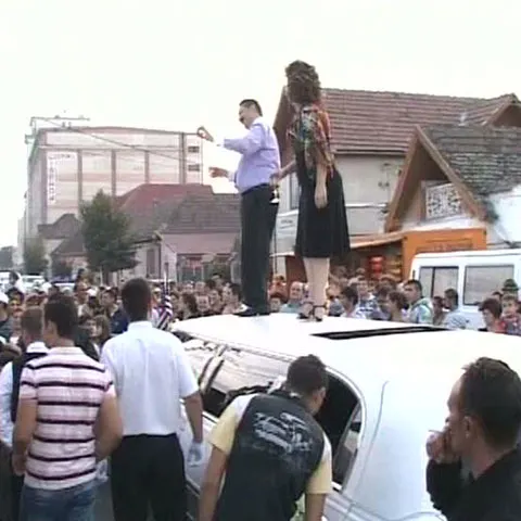 România reală: Poliţiştii au oprit traficul de pe o stradă din Sebeş pentru o nuntă. VEZI IMAGINI