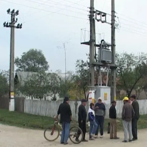 Un tânăr din Dâmboviţa s-a electrocutat în timp ce monta un banner pe un stâlp 