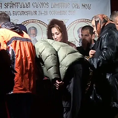 Sute de credincioşi au format cozi pe Dealul Mitropoliei